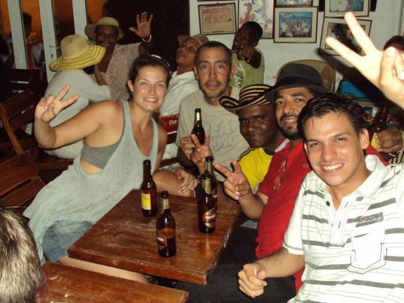 Com nossos amigos colombianos no bar Esquina Sandiegana, na cidade murada de Cartagena, na Colômbia (foto de Christian Mendoza)